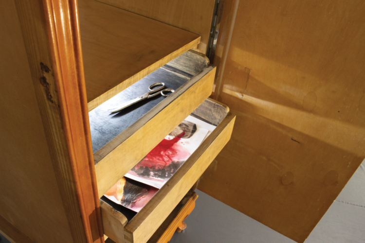 Image represents Armoire au Féminin...